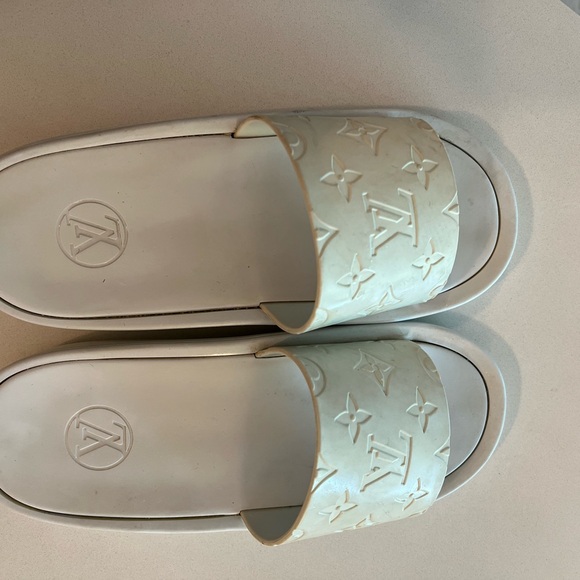 AUTHENTIC with box & shoe bags Louis Vuitton white pool slides. Rubber slides. - Picture 9 of 13